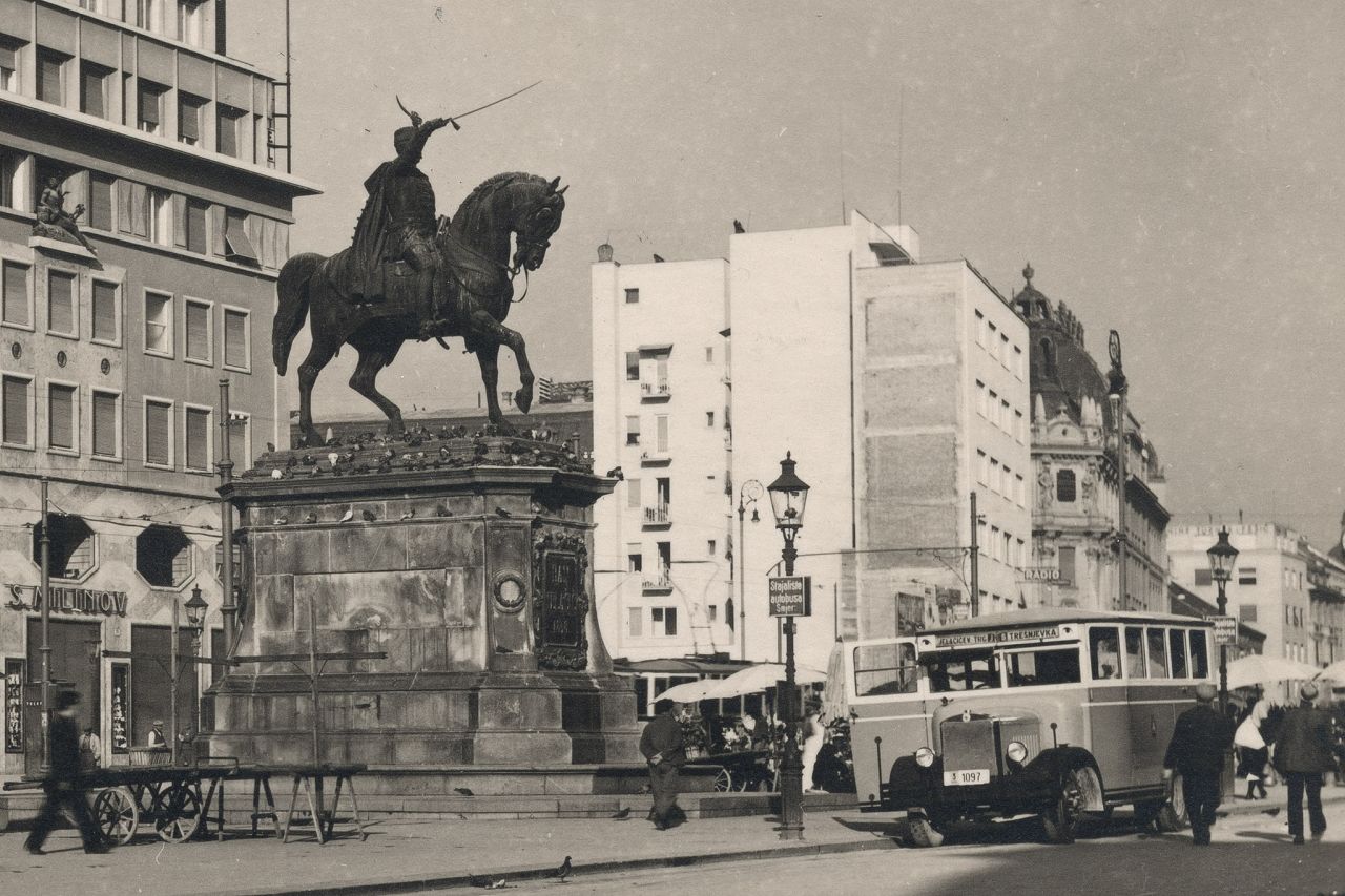 Trg bana Jelačića oko 1933. godine, Stajalište autobusa za Trešnjevku